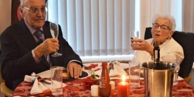 عشاء على ضوء الشموع.. زوجان بعمر الـ90 يحتفلان بعيد زواجهما الـ66 ببريطانيا