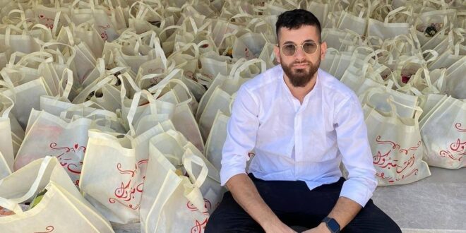 فلسطينى يوزع مساعدت على الفقراء بدلا من إقامة حفل زفاف