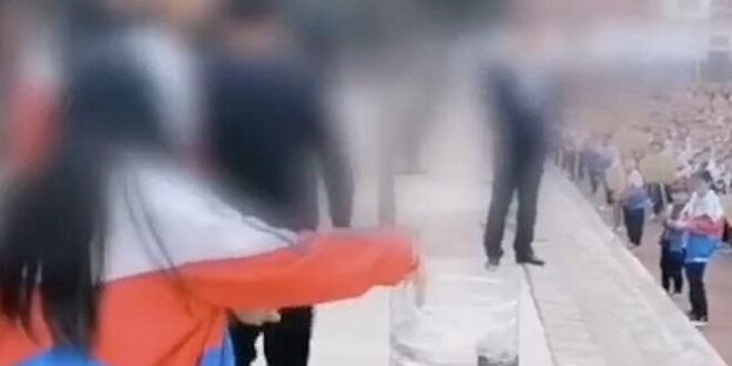 مدرسة صينية تعاقب الطلاب بإلقاء هواتفهم فى الماء.. ما السبب؟