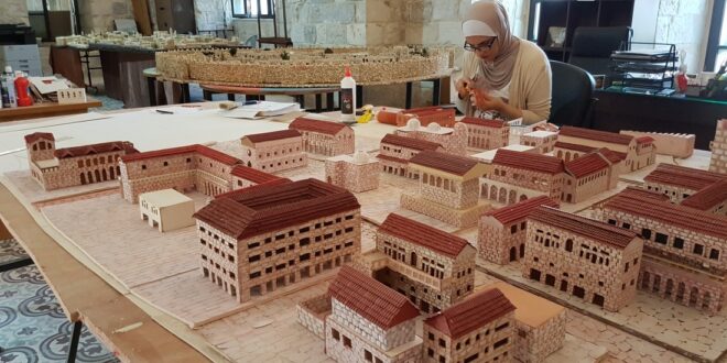 مهندسة فلسطينية تصنع مجسمات لتوثيق تاريخ مدينة نابلس بالحجر والرمل والكرتون