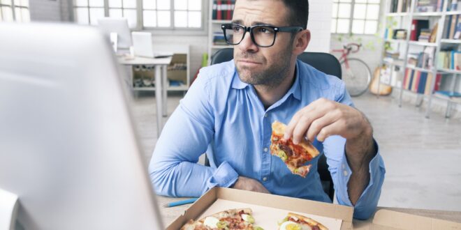 5 مشاعر تؤدى بك للإفراط فى الأكل وزيادة الوزن.. منها الملل