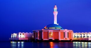 المسجد العائم جمال العمارة وروعة المكان على ساحل البحر الأحمر