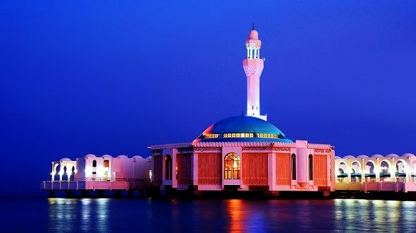 المسجد العائم جمال العمارة وروعة المكان على ساحل البحر الأحمر