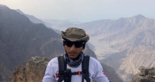 موظف بشرطة دبي يحتفى باليوم الوطنى بالإمارات بصعود قمة جبل طوله 1910 أمتار