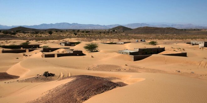 قصة قرية عمانية غمرتها الرمال قبل 30 عامًا وهروب قاطنيها