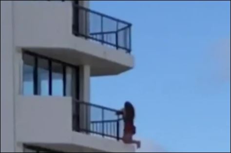 لحظات الرعب.. فتاة تتسلق شرفة شاهقة الارتفاع من أجل صورة سيلفى
