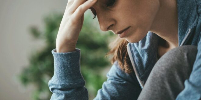 هل تعانى من الحزن أم الإكتئاب؟ إليك 6 علامات للتمييز بين الحالتين