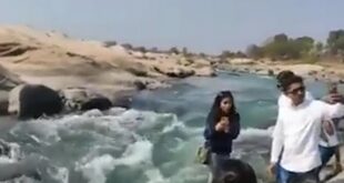 هوس السوشيال ميديا.. صورة سيلفى تتسبب فى غرق امرأة هندية