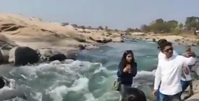 هوس السوشيال ميديا.. صورة سيلفى تتسبب فى غرق امرأة هندية