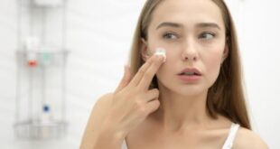 العناية للبشرة الدهنية.. 7 خطوات للتحكم بلمعان بشرتك أهمها تقليل المكياج