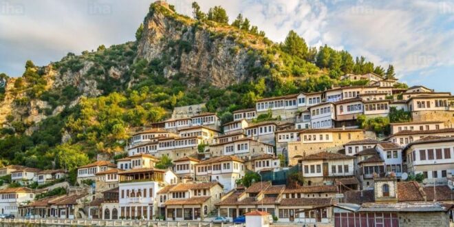 جزيرة “فوليجاندروس” أحد كنوز بحر إيجة في اليونان