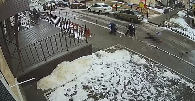 حادثة غريبة.. روسى أراد الانتحار فتسبب فى قتل طفل عمره 5 أشهر