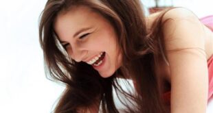 5 حيل للتغلب على نوبات الضحك فى وقت غير مناسب
