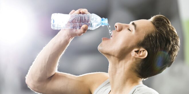 5 علامات تدل على أنك تشرب الماء أكثر من اللازم