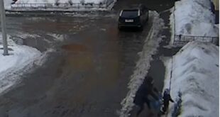 أم تنقذ ابنها بعد سقوط كتلة جليدية من مبنى شاهق بروسيا
