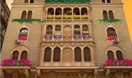 عمارات وسط البلد متزينة بالورود..فنان إيطالى وراء الصور المذهلة
