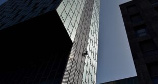 بريطانى يتسلق ناطحة سحاب بدون معدات حماية فى مغامرة مثيرة ببرشلونة