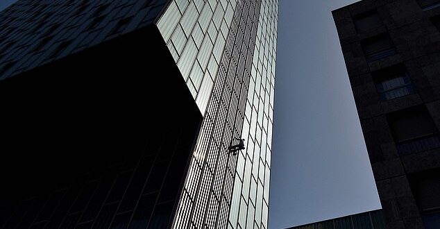 بريطانى يتسلق ناطحة سحاب بدون معدات حماية فى مغامرة مثيرة ببرشلونة