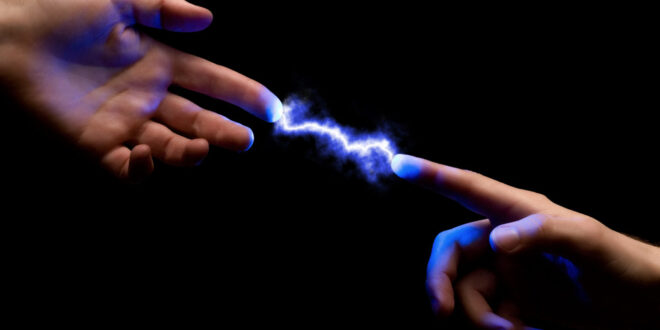 تشعر بلسعة كهربائية عند لمس الأشخاص؟.. إليك الأسباب وطرق الوقاية