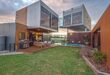 زوجان أستراليان يحولان7حاويات ضخمة لمنزل مرشح للفوز بأفضل تصميم معمارى