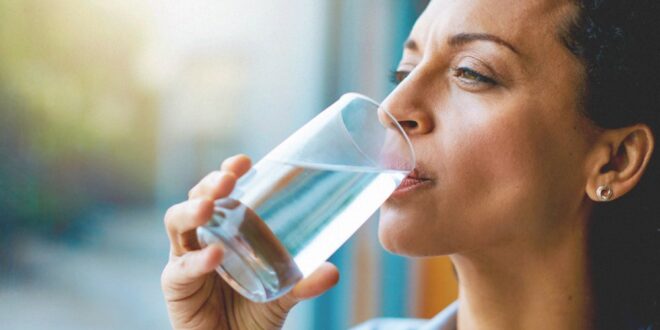 طبيبة تحذر من مخاطر الإفراط في شرب الماء.. منها التعرض لأزمة قلبية