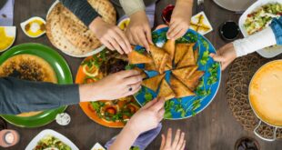 نصائح طبية من أجل صيام بلا تعب  ، كثيرا ما تنتهي وليمة الإفطار بحالة من الخمول وامتلاء المعدة بسبب الإكثار من تناول الطعام بطريقة خاطئة، وهو ما قد يتسبب بمشاكل صحية. تصحيح تلك العادات مهما جداً للحفاظ على صحة الصائم وإبعاد شعور التعب. إليكم بعض النصائح: