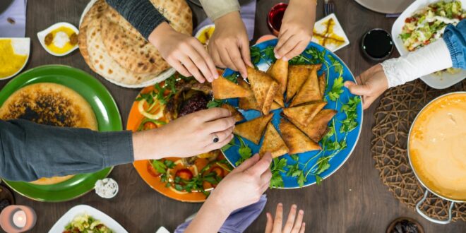 نصائح طبية من أجل صيام بلا تعب  ، كثيرا ما تنتهي وليمة الإفطار بحالة من الخمول وامتلاء المعدة بسبب الإكثار من تناول الطعام بطريقة خاطئة، وهو ما قد يتسبب بمشاكل صحية. تصحيح تلك العادات مهما جداً للحفاظ على صحة الصائم وإبعاد شعور التعب. إليكم بعض النصائح: