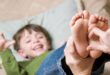 نقهقه بصوت عالٍ رغم شعورنا بالألم والانزعاج.. لماذا نضحك عند التعرض للدغدغة؟