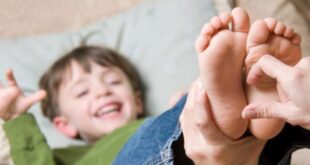نقهقه بصوت عالٍ رغم شعورنا بالألم والانزعاج.. لماذا نضحك عند التعرض للدغدغة؟