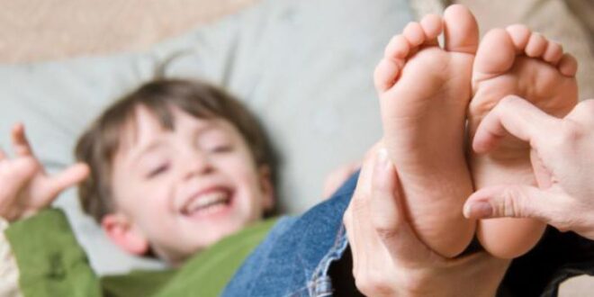 نقهقه بصوت عالٍ رغم شعورنا بالألم والانزعاج.. لماذا نضحك عند التعرض للدغدغة؟