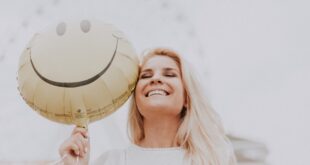 هل يمكن للضحك أن يساعد على خسارة السعرات الحرارية؟ تعرَّف على تأثير الضحك على جسم الإنسان