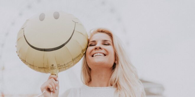 هل يمكن للضحك أن يساعد على خسارة السعرات الحرارية؟ تعرَّف على تأثير الضحك على جسم الإنسان