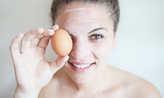 وصفات طبيعية للبشرة بالبيض للتفتيح والترطيب وعلاج حب الشباب