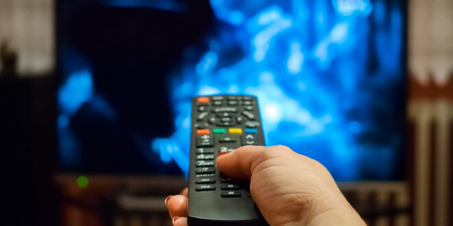 يؤثر على صحتك الجسدية والعقلية كذلك.. لهذه الأسباب يجب ألا تدمن مشاهدة التلفاز