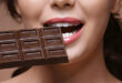 العسل والشوكولاتة الداكنة وجوز الهند.. أطعمة تحسن الحالة المزاجية