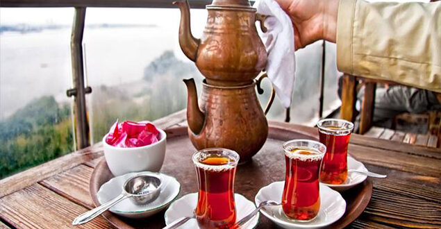 لماذا تتكون رغوة بيضاء على أكواب الشاي؟