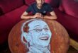 مغربى يبدع فى رسم لوحات فنية بالملح
