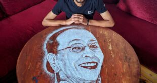 مغربى يبدع فى رسم لوحات فنية بالملح