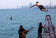 أمريكى يقفز يوميا فى مياه بحيرة ميشيجان لمدة 365 يوما