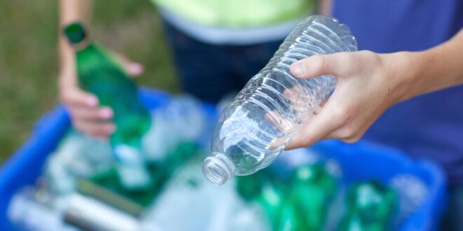 احذر.. استخدام زجاجات المياه البلاستيكية أكثر من مرة يعرضك للخطر