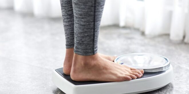 تحاول إنقاص وزنك باتباع أشهر الحميات الغذائية والتمارين لكنك لا تحصل على نتائج؟ إليك السبب