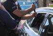 رجال شرطة بريطانيون يحطمون سيارة لإنقاذ كلبين من درجة حرارة عالية