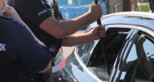 رجال شرطة بريطانيون يحطمون سيارة لإنقاذ كلبين من درجة حرارة عالية