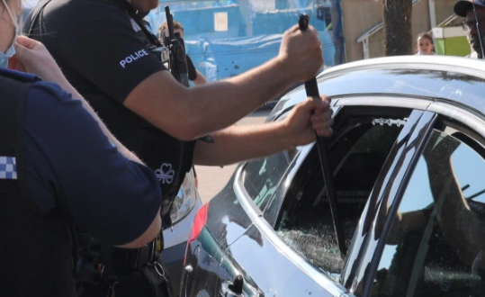 رجال شرطة بريطانيون يحطمون سيارة لإنقاذ كلبين من درجة حرارة عالية
