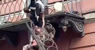 زوجان يسقطان من شرفة منزلهما بعد انهيارها بسبب شجار