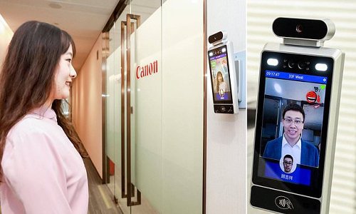 شركة صينية تفرض على موظفيها الابتسام في العمل.. لن يدخلوا المكتب قبل إظهارها للكاميرا!