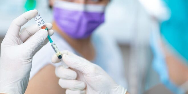 كيف تتعامل مع أعراض ما بعد تلقي لقاح كورونا؟