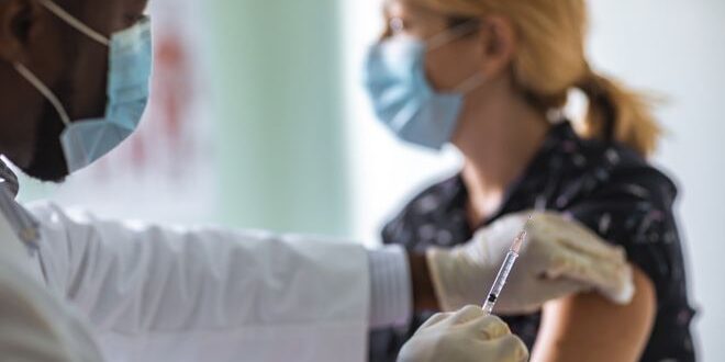 ما مدة التعافى من ألم الذراع بعد تطعيمات كورونا؟.. و6 نصائح لتخفيف الالتهاب
