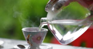 ماذا يحدث في جسمك عن شرب الماء الدافيء على الريق؟