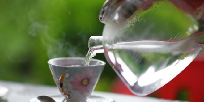 ماذا يحدث في جسمك عن شرب الماء الدافيء على الريق؟